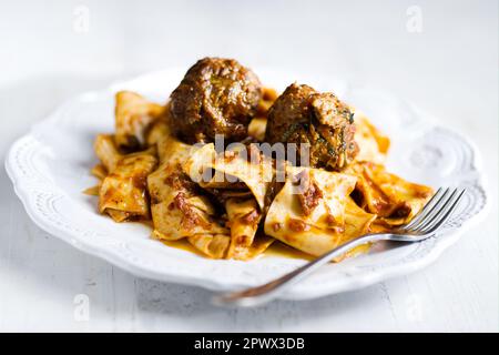 cuisine italienne rustique de confort traditionnel pappardelle dans la sauce bolognaise meatball Banque D'Images