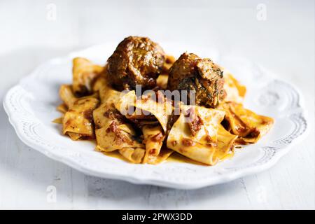 cuisine italienne rustique de confort traditionnel pappardelle dans la sauce bolognaise meatball Banque D'Images