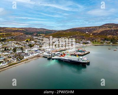 Vue aérienne du ferry CalMac MV Loch Seaforth dans le port d'Ullapool, en Écosse Banque D'Images