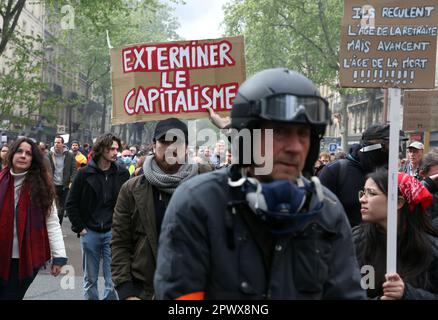 Paris, France. 01st mai 2023. Les manifestants tiennent des pancartes anticapitalistes lors d'une manifestation de masse de la fête du travail dans les rues de Paris, lundi, 1 mai 2023. Des affrontements ont éclaté entre les forces de l'ordre et des manifestants radicaux qui ont frappé les fenêtres des banques alors que les syndicats ont poussé le président à abandonner un âge de retraite plus élevé. Photo de Maya Vidon-White/UPI crédit: UPI/Alay Live News Banque D'Images