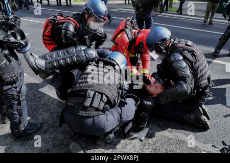 Paris, France. 01st mai 2023. Les pompiers et la police ont tendance à être blessés après que la violence ait éclaté lors d'une manifestation de masse de la fête du travail dans les rues de Paris, lundi, 1 mai 2023. Des affrontements ont éclaté entre les forces de l'ordre et des manifestants radicaux qui ont frappé les fenêtres des banques alors que les syndicats ont poussé le président à abandonner un âge de retraite plus élevé. Photo de Maya Vidon-White/UPI crédit: UPI/Alay Live News Banque D'Images