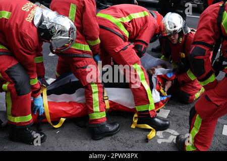 Paris, France. 01st mai 2023. Les pompiers ont tendance à être blessés par un policier après que des violences aient éclaté lors d'une manifestation de masse de la fête du travail dans les rues de Paris, lundi, 1 mai 2023. Des affrontements ont éclaté entre les forces de l'ordre et des manifestants radicaux qui ont frappé les fenêtres des banques alors que les syndicats ont poussé le président à abandonner un âge de retraite plus élevé. Photo de Maya Vidon-White/UPI crédit: UPI/Alay Live News Banque D'Images