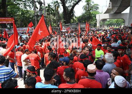 Dhaka, Bangladesh. 01st mai 2023. Les travailleurs du vêtement bangladais et d'autres activistes des organisations syndicales prennent part à un rassemblement pour marquer le jour de mai ou la Journée internationale des travailleurs à Dhaka, Bangladesh, sur le crédit 01 mai 2023: Mamunur Rashid/Alamy Live News Banque D'Images