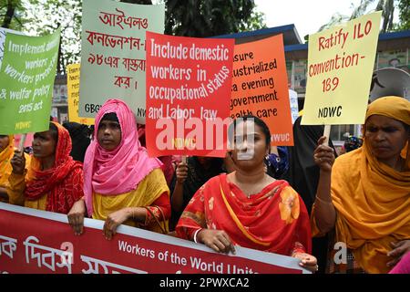 Dhaka, Bangladesh. 01st mai 2023. Les travailleurs du vêtement bangladais et d'autres activistes des organisations syndicales prennent part à un rassemblement pour marquer le jour de mai ou la Journée internationale des travailleurs à Dhaka, Bangladesh, sur le crédit 01 mai 2023: Mamunur Rashid/Alamy Live News Banque D'Images