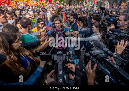 Barcelone, Espagne. 01st mai 2023. Le maire Ada Colau s'adresse aux journalistes au début de la manifestation. Des milliers de personnes ont manifesté dans le centre de Barcelone, à l'appel des syndicats majoritaires UGT et CCOO pour célébrer la Journée internationale des travailleurs. Crédit : SOPA Images Limited/Alamy Live News Banque D'Images