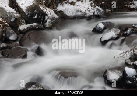 Vue sur les chutes d'Oshinkoshin en hiver. Péninsule de Shiretoko. Hokkaido. Japon. Banque D'Images