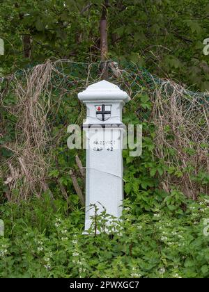 A Corporation of London Coal-tax post ('4 & 25 Vict Cap 42' IMPT : voir notes) près de la Tamise à Walton-on-Thames, Surrey, Royaume-Uni. Banque D'Images