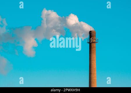 Fumée de la cheminée de l'usine. Pollution écologique. Les émissions atmosphériques polluent la ville. Les déchets industriels sont dangereux pour la santé. Banque D'Images