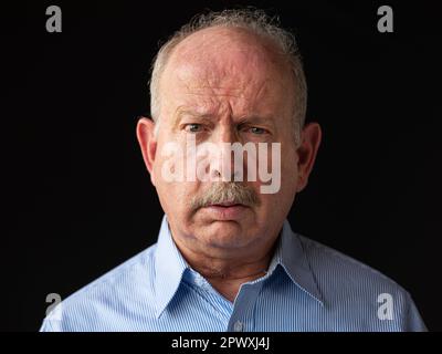 Portrait d'un homme âgé aux cheveux gris en colère et stressé avec moustache Banque D'Images