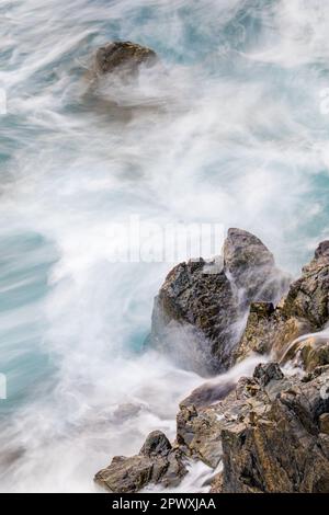 Paysage marin de longue exposition des vagues de l'océan Atlantique qui s'écrasant sur la côte de l'île de Lewis Banque D'Images