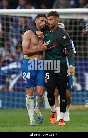 BARCELONE, ESPAGNE - AVRIL 30 : Sergi Gomez du RCD Espanyol avec Alvaro Fernandez du RCD Espanyol lors du match de la Liga Santander entre le RCD Espanyol et Getafe CF au stade RCDE sur 30 avril 2023 à Barcelone, Espagne (photo de David Ramirez/ Dax Images) Banque D'Images