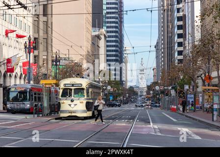 Une photo de la rue du marché à San Francisco, avec le Ferry Building à l'extrême droite, et un bus et un Street car sur la gauche. Banque D'Images