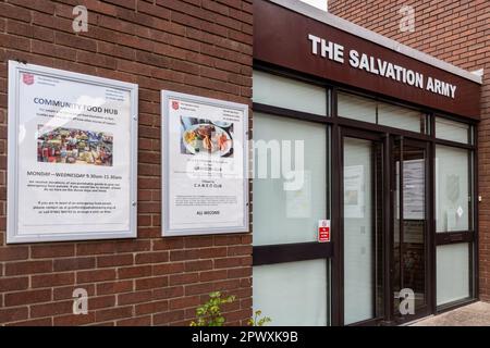 L'église et le centre communautaire de l'Armée du Salut dans la ville de Guildford, avec un avis sur un centre alimentaire communautaire, Surrey, Angleterre, Royaume-Uni Banque D'Images