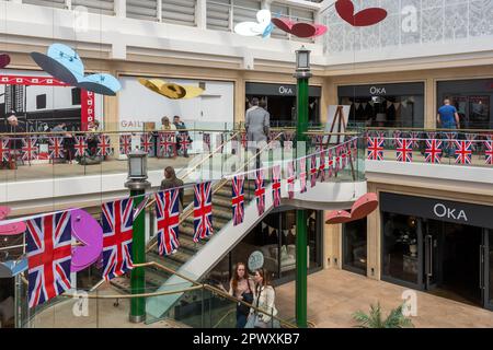 Décorations de couronnement à Guildford en mai 2023 pour le couronnement du roi Charles III et de la reine Camilla, y compris les drapeaux de drapeau-drapeau de l'Union, Surrey, Royaume-Uni Banque D'Images