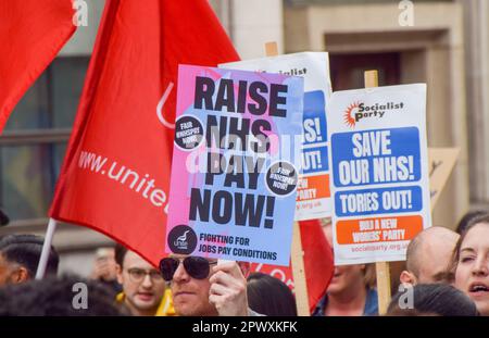 Londres, Royaume-Uni. 1st mai 2023. Manifestants à Whitehall. Des foules ont défilé à Westminster pour soutenir le personnel du NHS et du NHS. Credit: Vuk Valcic/Alamy Live News Banque D'Images