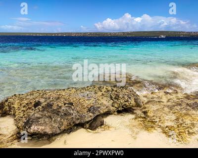 Vue depuis la plage de Bonaire dans les Caraïbes avec ciel bleu et mer turquoise Banque D'Images