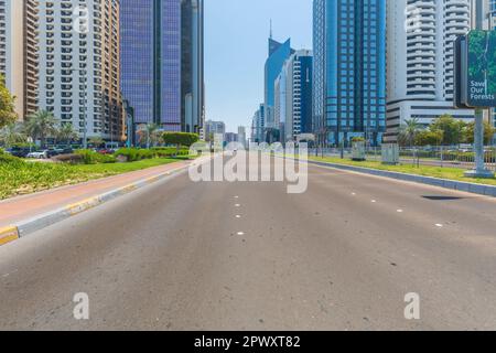 ABU DHABI, eau - 18 avril 2022 : rues et gratte-ciels à Abu Dhabi Banque D'Images