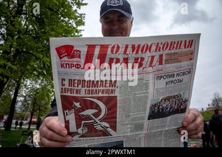 Moscou, Russie. 1st mai 2023. Un homme a lu le journal Podmoskovnaya pravda lors du rassemblement du parti communiste russe pour marquer la Journée du travail, également connue sous le nom de mai, au monument du philosophe allemand du 19th siècle Karl Marx, près de la place Rouge à Moscou, en Russie. Nikolay Vinokurov/Alay Live News Banque D'Images