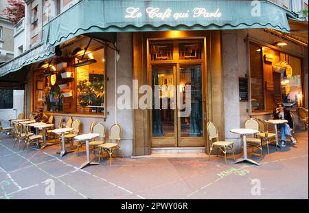 Le café qui part est un café français traditionnel situé au cœur du quartier de Montmartre, à Paris, en France. Banque D'Images