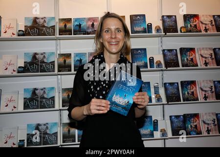 K. T. Steen BEI der Signierstunde am Messesstand Kerstin Pergande auf der Leipziger Buchmesse 2023. Leipzig, 29.04.2023 Banque D'Images