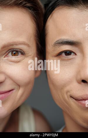 Visages de couple divers avec différence d'âge souriant à la caméra Banque D'Images