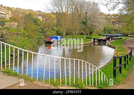 Bateaux utilitaires sur les voies navigables le long du canal Kennet et Avon à Bath. Vue depuis la passerelle Widcombe Lock. Prise en avril 2023 Banque D'Images
