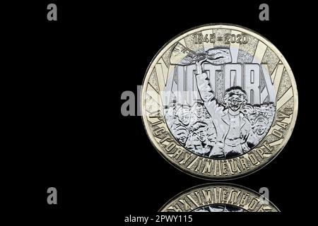 £2 pièces émises en 2020 pour commémorer le 75th anniversaire de la victoire en Europe. L'inverse a un portrait de la reine Elizabeth II Banque D'Images