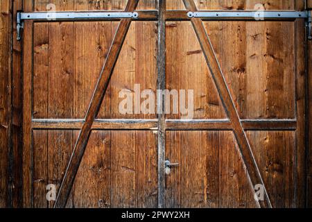 Ancienne porte en bois de grange isolée sur fond vide. Porte rustique texturée Banque D'Images