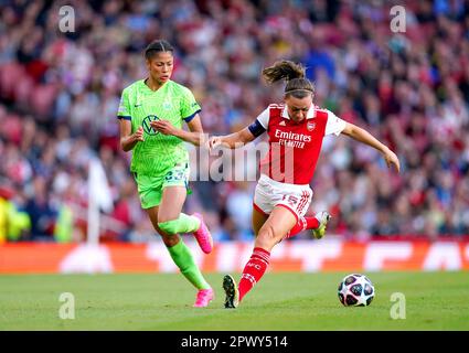 Sveindes Jane Jonsdottir (à gauche) de VFL Wolfsburg et Katie McCabe d'Arsenal se battent pour le ballon lors du deuxième match de demi-finale de la Ligue des champions des femmes de l'UEFA au stade Emirates, à Londres. Date de la photo: Lundi 1 mai 2023. Banque D'Images