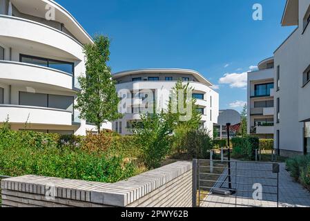 Appartements modernes, récemment finis avec maisons superposés dans un nouveau domaine de développement avec temps ensoleillé et ciel bleu Banque D'Images