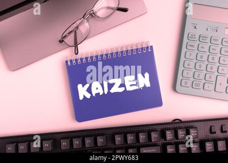 Présentation conceptuelle Kaizen, mot écrit sur une philosophie d'entreprise japonaise d'amélioration des pratiques de travail Banque D'Images