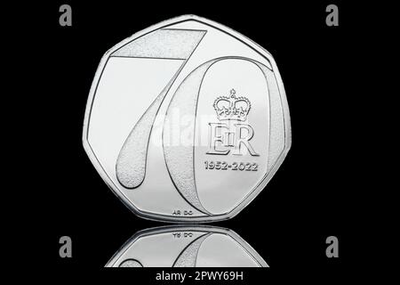 50p pièce de monnaie émise en 2022 pour célébrer le jubilé de platine de la reine Elizabeth II Banque D'Images