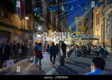 Naples, Italie - 21 avril 2023: Vie nocturne dans le centre historique de la ville, les gens se rassemblent dans les ruelles de la vieille ville à la piazzatta Nilo à Naples, I Banque D'Images