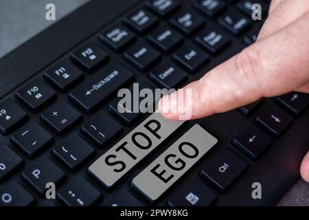 Signe d'écriture à la main Stop Ego, mot pour contrôler votre obsession d'une décision ou d'un événement ou quoi que ce soit Banque D'Images