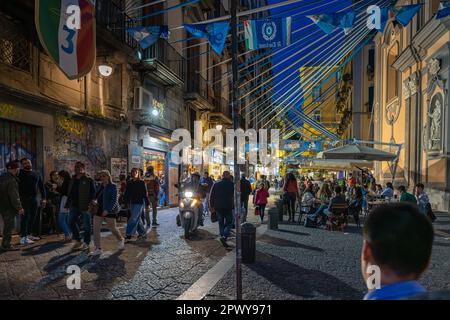 Naples, Italie - 21 avril 2023: Vie nocturne dans le centre historique de la ville, les gens se rassemblent dans les ruelles de la vieille ville à la piazzatta Nilo à Naples, I Banque D'Images