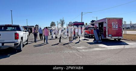 EMPORIA, KANSAS - le 27 FÉVRIER, 2023 personnes font la queue pour commander des sandwichs au camion de restauration mobile Chick-fil, qui vient de Topeka une fois par semaine et qui s'installe dans le parking du magasin d'approvisionnement de tracteurs Banque D'Images