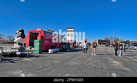 EMPORIA, KANSAS - le 27 FÉVRIER, 2023 personnes font la queue pour commander des sandwichs au camion de restauration mobile Chick-fil, qui vient de Topeka une fois par semaine et qui s'installe dans le parking du magasin d'approvisionnement de tracteurs Banque D'Images