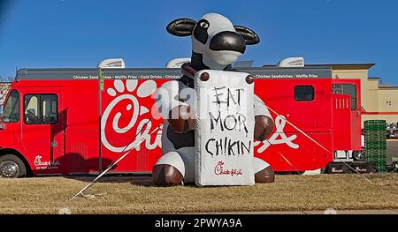 EMPORIA, KANSAS - le 27 FÉVRIER, 2023 personnes font la queue pour commander des sandwichs au camion de restauration mobile Chick-fil, qui vient de Topeka une fois par semaine et qui s'installe dans le parking du magasin d'approvisionnement de tracteurs Banque D'Images