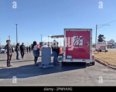 EMPORIA, KANSAS - le 27 FÉVRIER, 2023 personnes font la queue pour commander des sandwichs au camion de restauration mobile Chick-fil, qui vient de Topeka une fois par semaine et qui s'installe dans le parking du magasin d'approvisionnement de tracteurs Banque D'Images