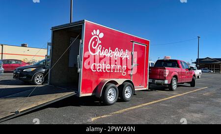 EMPORIA, KANSAS - le 27 FÉVRIER, 2023 personnes font la queue pour commander des sandwichs au camion de restauration mobile Chick-fil, qui vient de Topeka une fois par semaine et qui s'installe dans le parking du magasin d'approvisionnement de tracteurs Banque D'Images