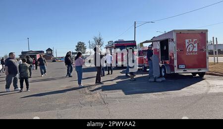 EMPORIA, KANSAS - le 27 FÉVRIER, 2023 personnes font la queue pour commander des sandwichs au camion de restauration mobile Chick-fil, qui vient de Topeka une fois par semaine et qui s'installe dans le parking du magasin d'approvisionnement de tracteurs Banque D'Images