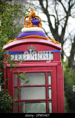 Un surmatelas de téléphone crocheté sur le thème du couronnement célébrant le couronnement de sa Majesté, le Roi Charles III, le 1st mai 2023. Banque D'Images