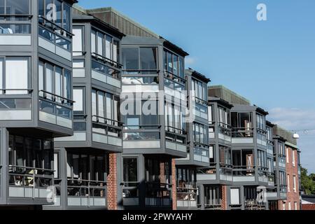 Falkenberg, Suède - 29 mai 2021: Balcons gris et blancs dans un complexe d'appartements. Banque D'Images