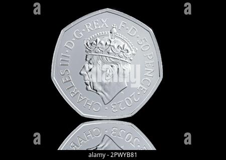 Pièce de 2023 50 pence avec le roi Charles III portant une couronne pour son couronnement le 6th mai 2023 Banque D'Images