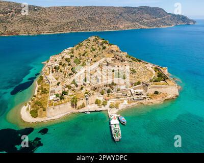 Vue de haut sur l'île de Spinalonga avec mer calme. Ici étaient des humains lépreux atteints de la maladie de Hansen, golfe d'Elounda, Crète, Grèce. Banque D'Images