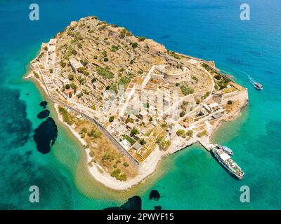 Vue de haut sur l'île de Spinalonga avec mer calme. Ici étaient des humains lépreux atteints de la maladie de Hansen, golfe d'Elounda, Crète, Grèce. Banque D'Images