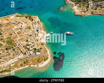 Vue de haut sur l'île de Spinalonga avec mer calme. Ici étaient des humains lépreux atteints de la maladie de Hansen, golfe d'Elounda, Crète, Grèce. Banque D'Images