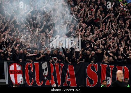 Les supporters de l'AC Milan applaudissent lors de la série Un match de football entre AS Roma et AC Milan au stade Olimpico à Rome (Italie), 29 avril 2023. Banque D'Images