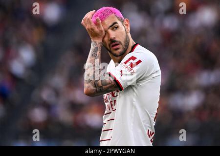 Theo Hernandez d'AC Milan gestes pendant la série Un match de football entre AS Roma et AC Milan au stade Olimpico à Rome (Italie), 29 avril, 20 Banque D'Images