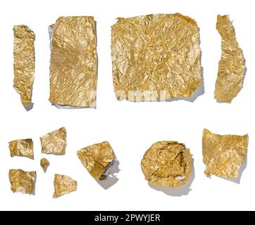 Fragments de feuille d'or sur fond blanc isolé, vue de dessus Banque D'Images